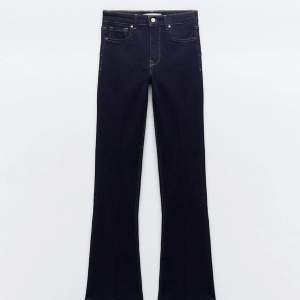 fina midwaist jeans från zara i mörkblå💙 använt dem fåtal gånger men de ser helt nya ut! Nypris :400kr 