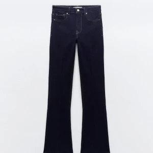 Zara jeans - fina midwaist jeans från zara i mörkblå💙 använt dem fåtal gånger men de ser helt nya ut! Nypris :400kr 