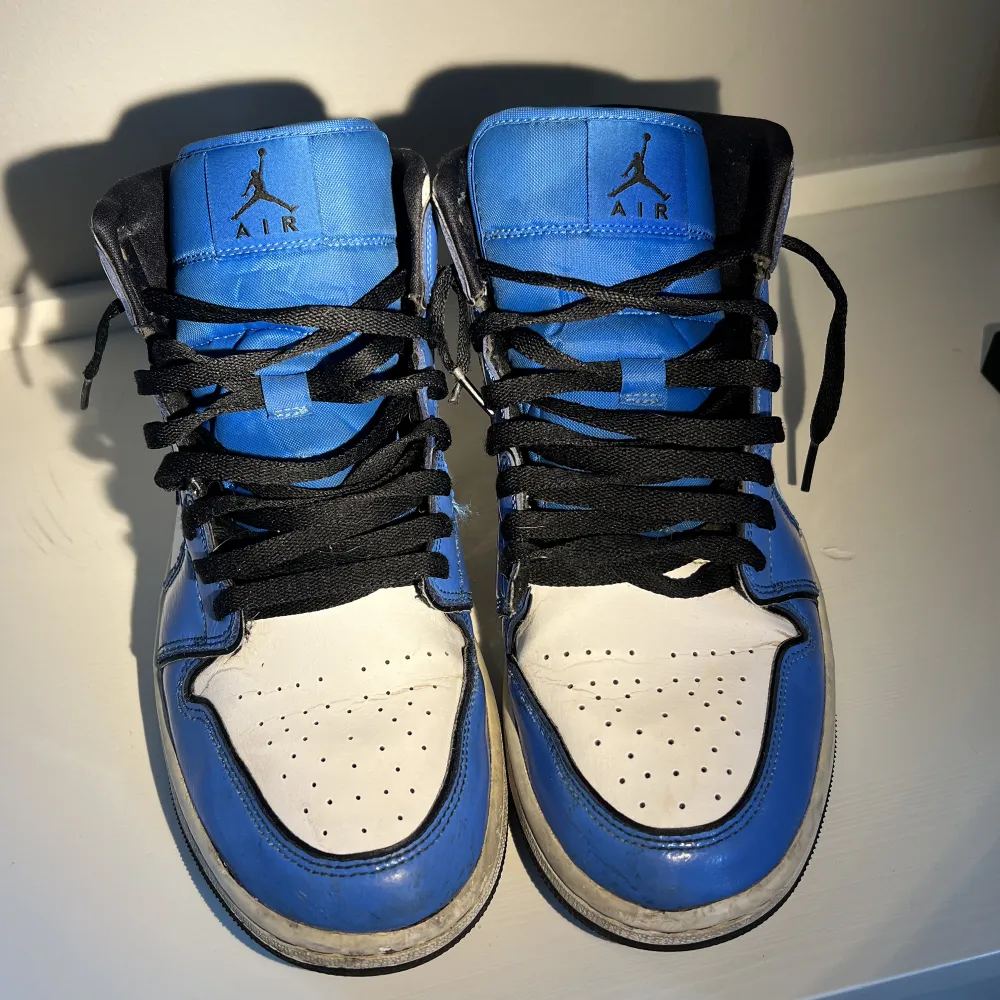 Detta är ett par fina Jordan 1 mid signal blue, storlek 43. Skorna är i bra skick 6,5/10 priset kan diskuteras . Skor.