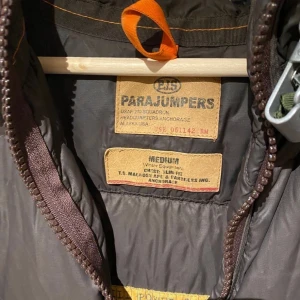 Parajumpers Longbear jacka - Parajumpers Long bear jacka i brun med äta päls och dun i str M. 