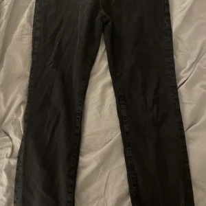 Jeans  - Low Waits svarta jeans från Weekday 