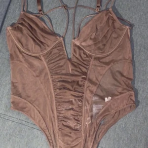 Brun body  - Har aldrig använts har prislappen kvar är genomskinlig på sidorna 