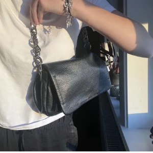 Zara väska - En svart Zara väska!✨💛Skriv privat för fler bilder 