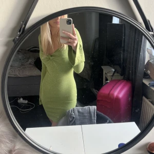 Grön klänning - Jättefin grön klänning☺️ som är en aning tajt i ärmarna men den sitter frf jättefint 