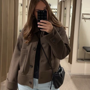 Kappa - Säljer nu min jättefina kappa från Kappahl då jag har flera andra jackor och denna inte kommer till användning.. Köpt för 900kr, har blivit lite nopprig så säljer för 570kr, men kan diskuteras vid snabb affär!🤍🙏🏻Storlek M, men passar mig som är en S!