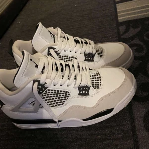 Jordan 4 - Den är helt ny aldrig använt storlek 42/43 och är i en bra skick 