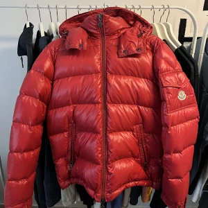 Moncler Maya- Red - Säljer denna Moncler Maya i färgen röd, väldigt fint skick, inga flaws Storlek: 1 (small) Skick: 9/10 Pris: 7500:-