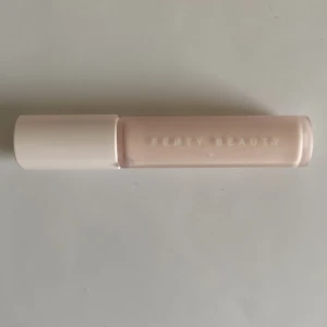 Fenty Beauty concealer - Shade 110 (den ljusaste💀) såg att den inte är bra för min hudtyp(oljig) på TikTok och kommer inte ta några tjänster. Det svarta på den är från lappen som var på när jag köpte den. (Inte använd) original pris 429