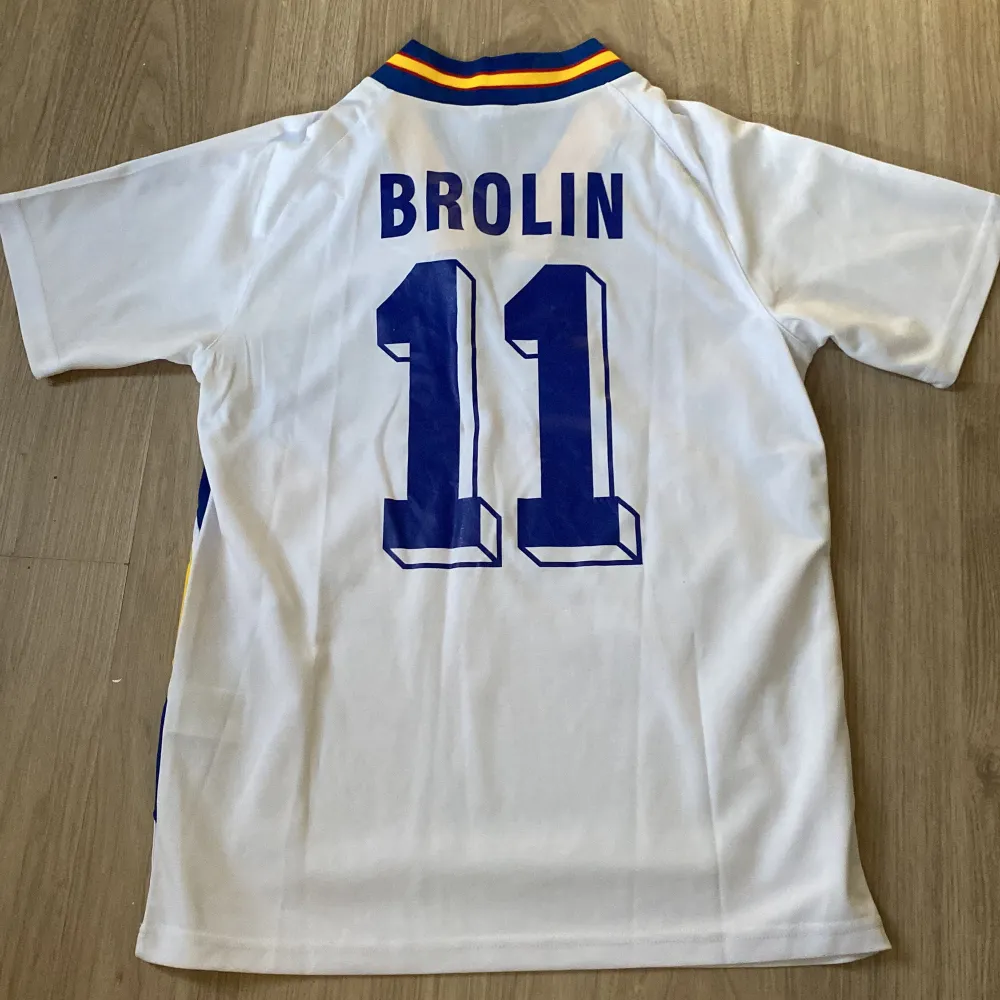 Säljer min retro tröja från Sverige VM Brons 1994 med Thomas Brolin på ryggen. . T-shirts.