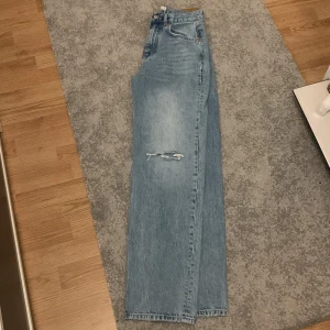Jeans Gina Tricot - Jeans i nyskick. För små men lagom i längd, är 171cm. Nypris 450kr. Jag ansvarar inte ifall något händer med varan under frakten 