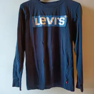 En blå långärmad tröja från Levi's i helt nytt skick! 