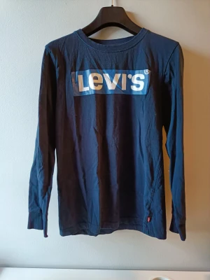 Blå långärmad tröja från Levi's  - En blå långärmad tröja från Levi's i helt nytt skick! 