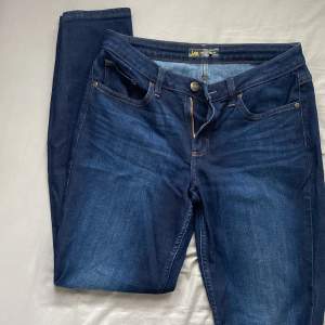 Mörkblåa jeans från Lee. Regular fit, straight leg och mid rise! Har tyvärr ingen bild med dessa på då det inte passat någon gång, så det är på tiden att bli av med dem! 😁Fått byxorna så är använda några gånger av annan användare!