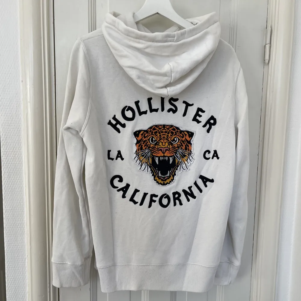 Vit hoodie från Hollister. Storlek M. Hoodies.