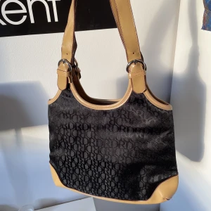 vintage handväska - många fack. jättebra skick💕