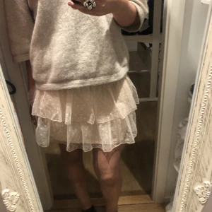 Kjol - En jättefin volang kjol som tyvärr inte kommer till någon användning. Tyvärr vet jag inte märket på kjolen. Skriv privat för fler bilder eller om du vill fråga nått😇🤗