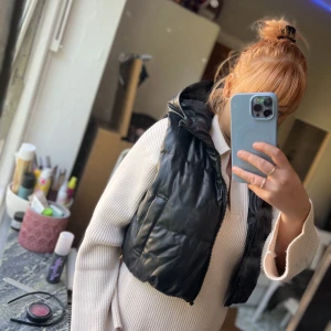 Skinn väst stl S - Puffer Väst i stl S. croppad midja på mig som är 175 lång. Super fin knappt använd, inga defekter säljes pga av viktuppgång. 200kr