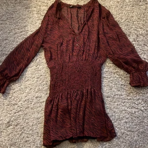 Festklänning  - Säljer min jättefina klänning från zara som passar perfekt till fest! Den är liten i storleken så passar även xs-s🙏