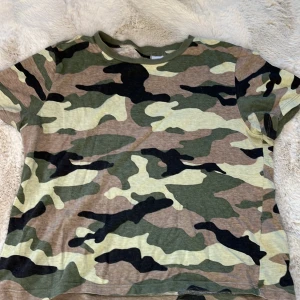 T-shirt ”millitär” - Lite kortare tröja i storlek S. Väldigt skön och i bra skick. Militär mönster. 