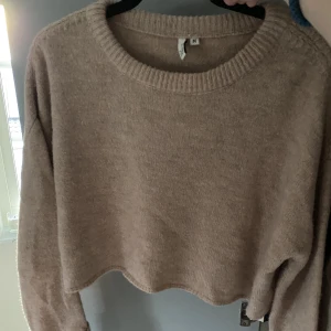 Stickad tröja  - Säljer dena gosiga tröja från Nelly då den inte kommer till användning, endast använd fåtal gånger. Lite croopad och bredare nertill armen. Är i storlek M men passar även i S, skönt material och fin färg💕Köparen står för frakt!