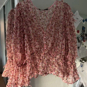 Blus - Unik blus från Zara som inte finns att köpa längre. Storlek M men skulle säga att den passar både s/m. Jag är vanligtvis S och den passar mig😇