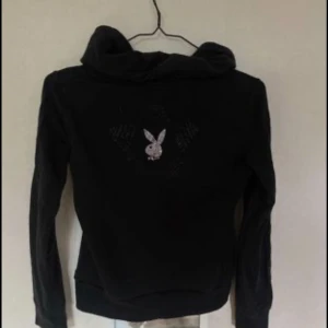 Playboy hoodie  - Fett snygg Y2k Hoodie från Playboy passar en XS. Är i använt skick, nästan inga diamanter har lossnat dock!  Har en liten bleach fläck på nederkanten se bild 3.