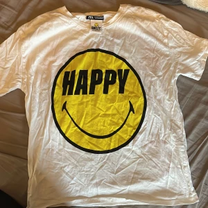 Cool T-shirt i glada färger  - T-shirt i bra skick från zaras smiley collection använd få gånger 