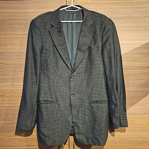 Armani kavaj storlek 48 - Snygg armani kavaj. Saknas en liten bit av mönstret på höger nederdel fram.