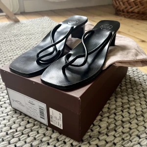 ATP Panza sandaler - ATP Panza Strappy Sandal i svart. Storlek 39. Bra skick, skon är i trä och därav slits sulan snabbt undertill. Köpta för 2300kr på Vallgatan 12 i Göteborg.