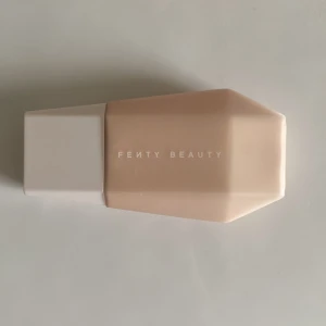 Fenty beauty blurring skin tint - Köpte den för min kompis och den var för blek för henne och sephora tog inte tillbaka den🥸använd en gång, original pris 400 