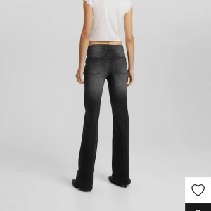 Flared jeans  - Hej! Säljer dessa helt oanvända grå/svarta jeans ifrån Bershka. Dem är oanvända, endast testade 1 gång! Säljer pga att jag inte hann lämna tillbaka i tid😇 Dom är i storlek 40 Ny pris var ca 500kr och säljer dem för 250kr + frakt  