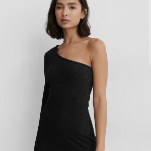 Off shoulder klänning - Säljer denna klänning då den inte passar mig längre! Klänningen är i storlek S och har endast använd en gång! Klänningen är från na-kd och är helt slutsåld. Säljer denna för 150 (köpt för 500). Betalning sker via Swish och köparen står för frakten!😊💙