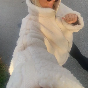 Jacka  - Sååå fin teddyjacka! ❤️passar allt ifrån S-L skulle jag säga :)