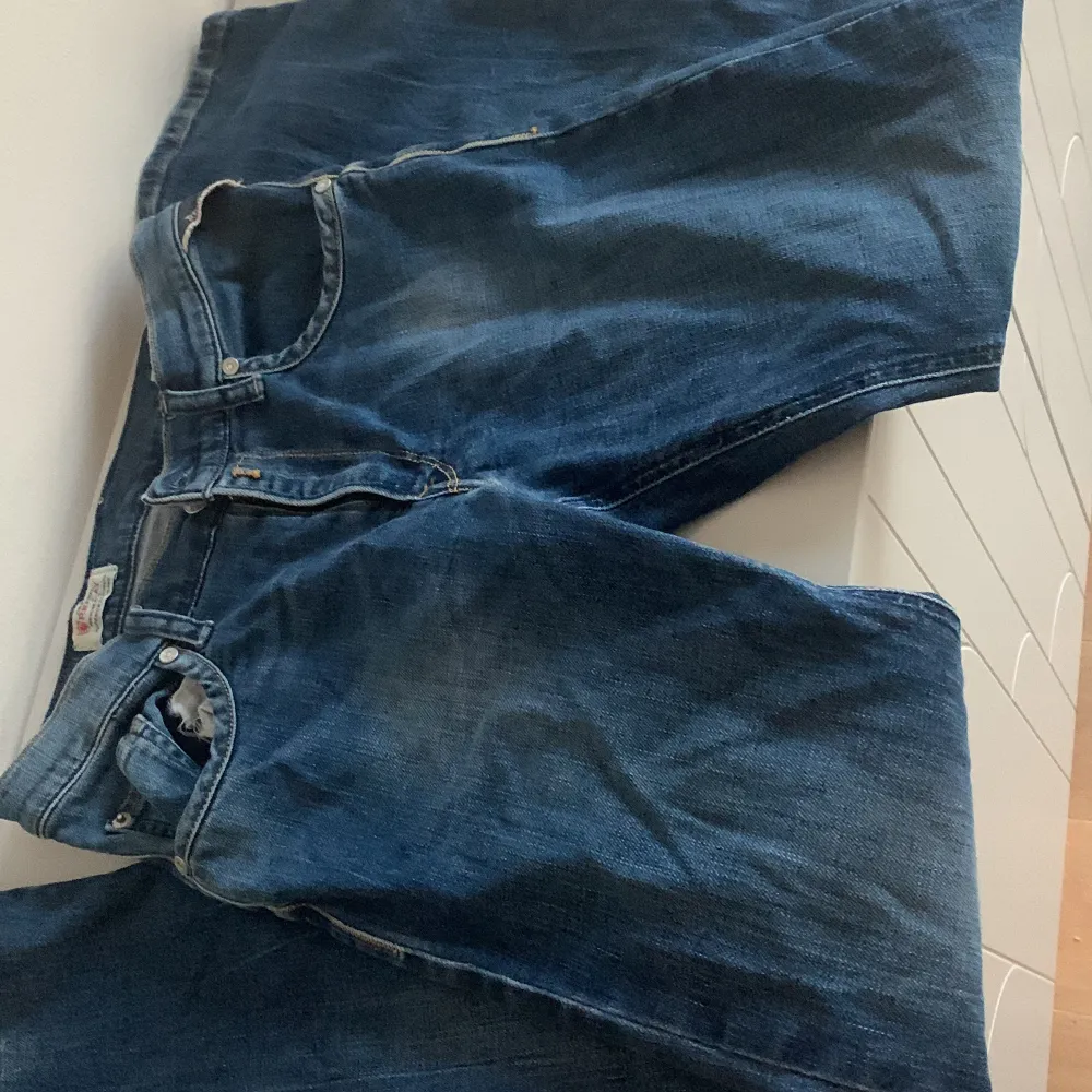 Jätte fina jeans från ”REPLAY” ingen större skada förutom ett litet hål åvan för ena fickan.. Jeans & Byxor.