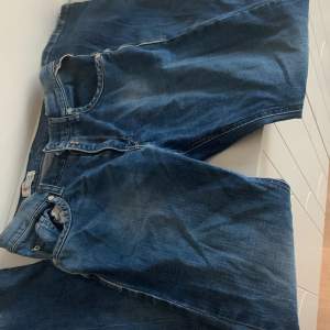 Jätte fina jeans från ”REPLAY” ingen större skada förutom ett litet hål åvan för ena fickan.