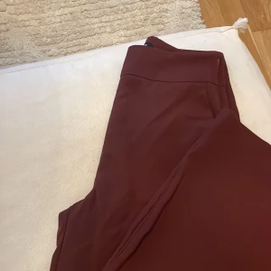 Vinröda Wide byxor  - Mer som en 34 i storlek. 