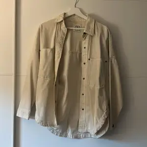 Beige jeansjacka från Zara i världsfred bra skick!🍁✨