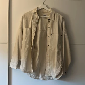 Jeansjacka - Beige jeansjacka från Zara i världsfred bra skick!🍁✨