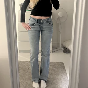Lågmidjade jeans - Jättesnygga populära lågmidjade jeans från H&M. Passar bra på mig som är 165!