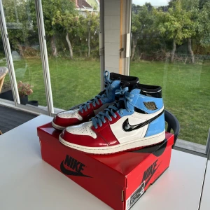 Air Jordan 1 high OG Fearless - Säljer nu mina jordan 1 fearless i storlek 44. Skorna är i bra skick, ungefär 7-10 skulle jag säga. Skriv Dm om du vill ha fler bilder!