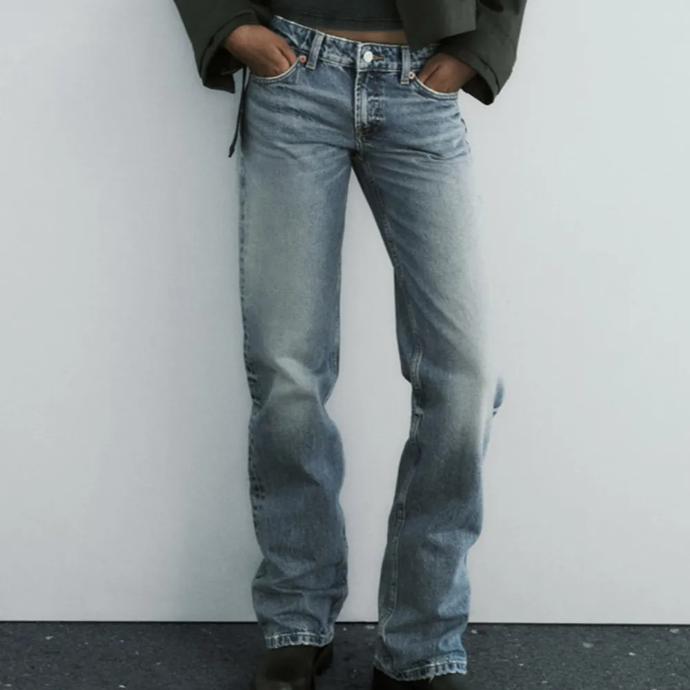 Säljer nu mina zara jeans low waist straight fit, ser exakt ut som på bilden bara att det är mörkgrå/svarta💓💓 jätte fint skick och säljs inte längre!. Jeans & Byxor.