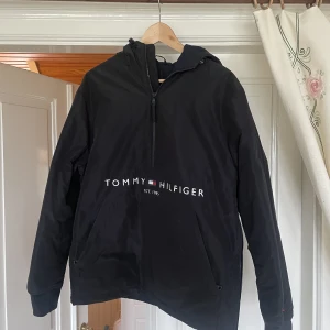 Tommy Hilfiger Windbreaker  - Bra skick men kvitto finns inte kvar.