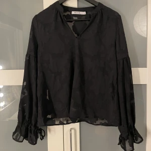 Svart blus - Svart blus från NAKD!  Sååå fin i meshmaterial.  Använt men fint skick!
