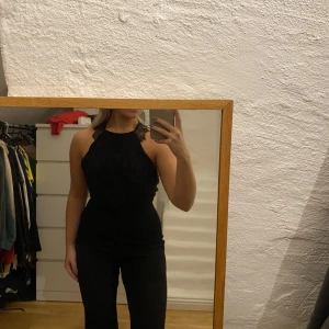 Byxdress - Byxdress med spetsdetaljer från Nelly i fint skick. Storlek 34