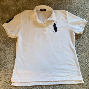 Polo by Ralph Laurent piké stl S - Kopia piké vit, skulle säga att det är stl S. Snygg till jeans!
