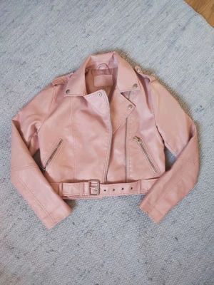 Skinnjacka  - Super snygg rosa skinnjacka ifrån Jennifer i paris i strl S. Som ny bra skick.
