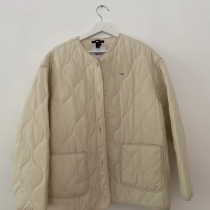 Tommy Hilfiger puffjacka - Säljer en jacka från Tommy Hilfiger Jeans i strl M. Fint skick! Hämtas i Sundbyberg eller skickas mot fraktkostnad.