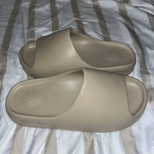 Yeezy slides Adidas - Yeezy slides Adidas Storlek 44, använd ett par gånger. Bra skick och inga skador.  Kvitto finns! 
