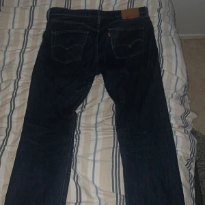 Levis Jeans - Hej! Säljer nu ett par av mina andra Levis jeans, använda men i gott skick! Storleken är 33/34.