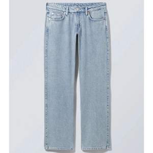 Säljer mina Arrow low straight jeans weekday i färgen ”Summer blue”, storlek 25/30💓Pris kan diskuteras 